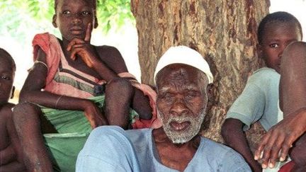 Abdoulaye Ndiaye, tirailleur sénégalais, vétéran de la Première guerre mondiale, dans son village de Thiowor à l'âge de 104 ans (ou 109), en 1998. (SEYLLOU DIALLO / AFP)