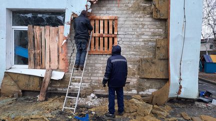 Des habitants de Sanytsia Luhanska s'affairent après des bombardements, vendredi 18 février 2022. (THIBAULT LEFEVRE / RADIO FRANCE)