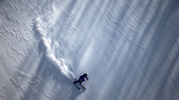 Une skieuse s'entraîne le 6 février 2022 pour la finale du slalom géant féminin aux JO de pékin au Centre national de ski alpin de&nbsp;Yanqing. (Illustration) (DIMITAR DILKOFF / AFP)