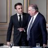 Le chef de l'Etat, Emmanuel Macron, échange le 12 décembre 2022 avec le président du MoDem, François Bayrou, au palais de l'Elysée, à Paris. (STEPHANE LEMOUTON / SIPA)