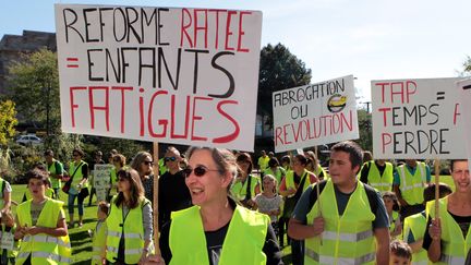 Le collectif des Gilets jaunes, oppos&eacute; &agrave; la r&eacute;forme des rythmes scolaires,&nbsp;manifeste le 27 septembre 2014 &agrave; Mulhouse (Haut-Rhin). (  MAXPPP)