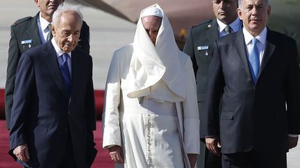 Le pr&eacute;sident isra&eacute;lien Shimon Peres (G) et son Premier ministre&nbsp;Benyamin Netanyahou (D) marchent avec le pape Fran&ccedil;ois &agrave; son arriv&eacute;e &agrave; l'a&eacute;roport Ben Gourion &agrave; Tel Aviv (Isra&euml;l), le 25 mai 2014. (BAZ RATNER / REUTERS)