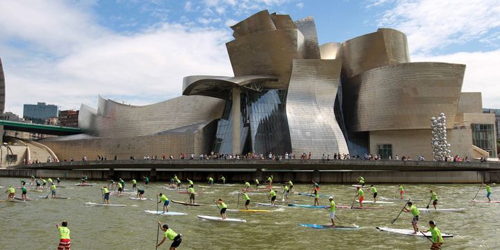 Compétition de surf près du musée Guggenheim de Bilbao, dessiné par l'architecte Frank Gehry
 (Alfredo Aldai / Efe / MaxPPP)