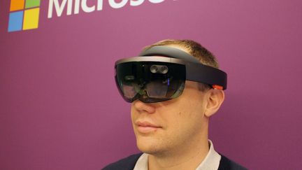 Lunettes à réalité augmentée Hololens, présentées au CES de Las Vegas (USA), le 5 janvier 2017.&nbsp; (GLENN CHAPMAN / AFP)