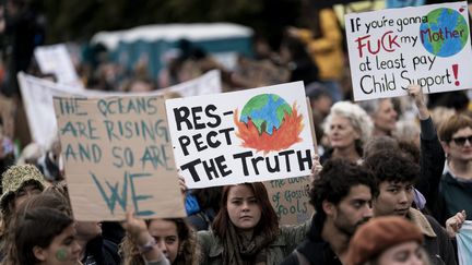 Des participants à la "grève pour le climat" défilent dans les rues de La Haye, aux Pays-Bas, le 27 septembre 2019. (KENZO TRIBOUILLARD / AFP)