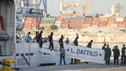 Les premiers migrants sont arrivés en Espagne, au port de Valence (PAU BARRENA / AFP)