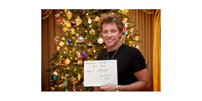 Jon Bon Jovi pose sous le sapin le 19 décembre 2011.
 (Bon Jovi Facebook)