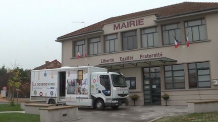 En Saône-et-Loire, un bus solidaire se rend à la rencontre des personnes touchées par la fracture numérique.&nbsp; (france 3)