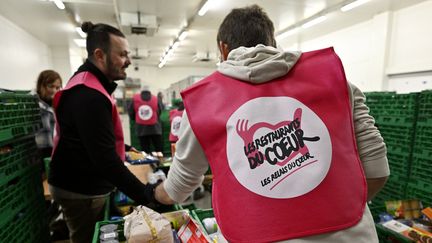 Une distribution d'aide alimentaire organisée par Les Restos du cœur, à Vandœuvre-lès-Nancy (Meurthe-et-Moselle), le 4 mars 2023. (ALEXANDRE MARCHI / MAXPPP)