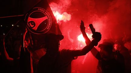 Des supporters du PSG à Paris, le 18 août 2020. (GEOFFROY VAN DER HASSELT / AFP)