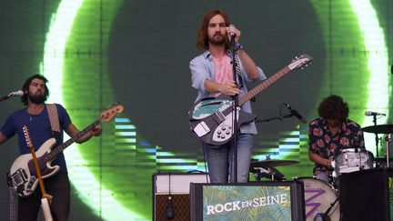 Kevin Parler (au centre) et Tame Impala, dimanche 30 août 2015 sur la Grande Scène de Rock en Seine.
 (BERTRAND GUAY / AFP)