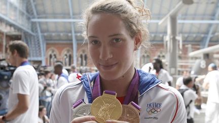 &nbsp; (Camille Muffat et ses trois médailles des Jeux Olympiques de Londres en 2012 © Reuters-Neil Hall)