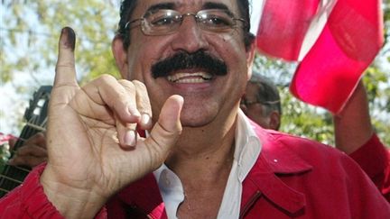 Manuel Zelaya (parti libéral) vote en 2005 (© AFP Elmer Martinez)