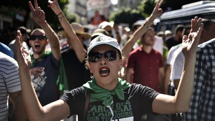 18 octobre 2019 à Alger. Une Algérienne dans la foule des manifestants qui défilent pour la 35e fois contre le pouvoir.&nbsp; (RYAD KRAMDI / AFP)