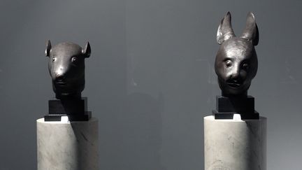 Les deux bronzes imp&eacute;riaux, qui&nbsp;repr&eacute;sentent une t&ecirc;te de rat et une t&ecirc;te de lapin, le 21 f&eacute;vrier 2009, lors de l'exposition &agrave; la maison Christie's. (FRANCOIS GUILLOT / AFP)