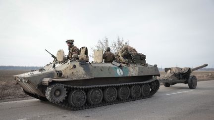 Un char de l'armée ukrainiènne quitte les abords de la ville Avdiivka&nbsp;dans la province du Donbass à 5kms de Donetsk et se dirige vers l'Ouest, le 24 février 2022.&nbsp; (PHILIPPE DE POULPIQUET / MAXPPP)