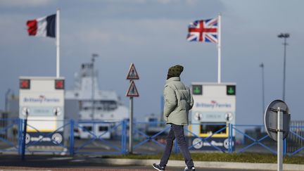 Un homme marche dans le port de&nbsp;Ouistreham,&nbsp;près de Caen (Calvados), le 26 février 2018. (CHARLY TRIBALLEAU / AFP)