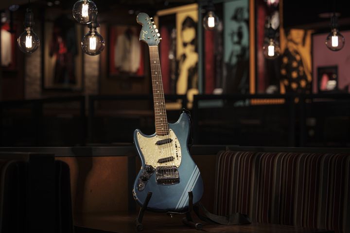 La guitare électrique Fender Mustang 1969 de Kurt Cobain photographiée au Hard Rock Café, le 28 avril 2022, à Londres. (ROB PINNEY / GETTY IMAGES EUROPE)