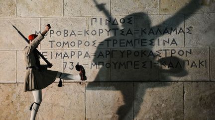 Rel&egrave;ve de la garde devant le parlement grec &agrave; Ath&egrave;nes (Gr&egrave;ce), le 16 juin 2012. (ANDREAS SOLARO / AFP)