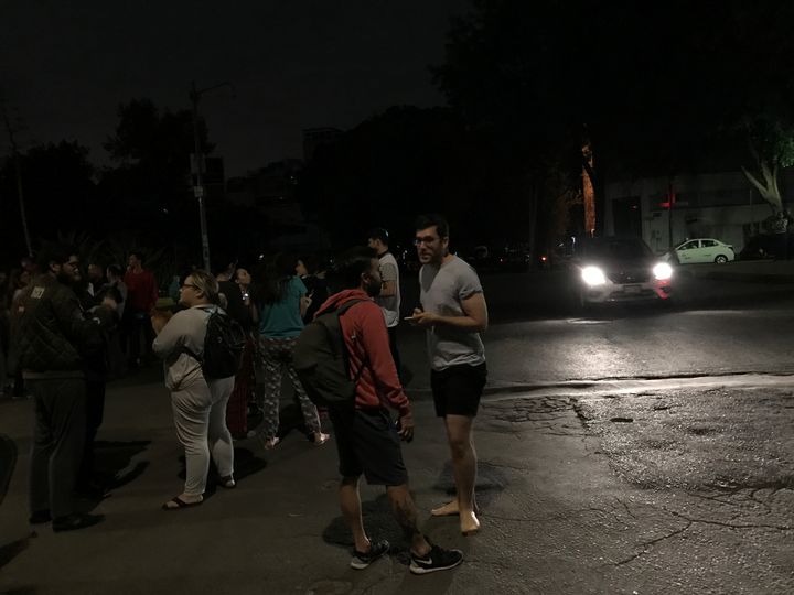 Des habitants de Mexico (Mexique) descendus dans la rue après avoir ressenti le séisme de magnitude 8,1 qui a frappé le sud du pays, dans la nuit du jeudi 7 au vendredi 8 septembre 2017.&nbsp; (CLAUDIA DAUT / REUTERS)