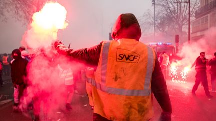 Un salarié de la SNCF manifeste contre la réforme des retraites, le 5 décembre 2019 à Paris. (SEVERINE CARREAU / HANS LUCAS / AFP)