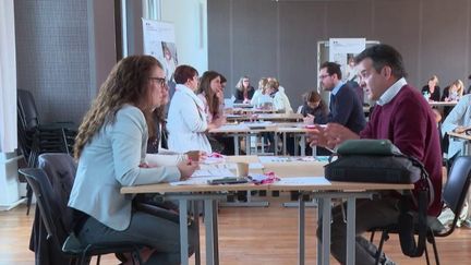 Des postes de professeurs des écoles contractuels sont toujours vacants à l'académie de Versailles, dans les Yvelines. Alors, elle a organisé, lundi 22 mai, une grande journée de recrutement, avec 30 minutes d'entretien par candidat pour tester la motivation et les compétences pédagogiques. (France 2)