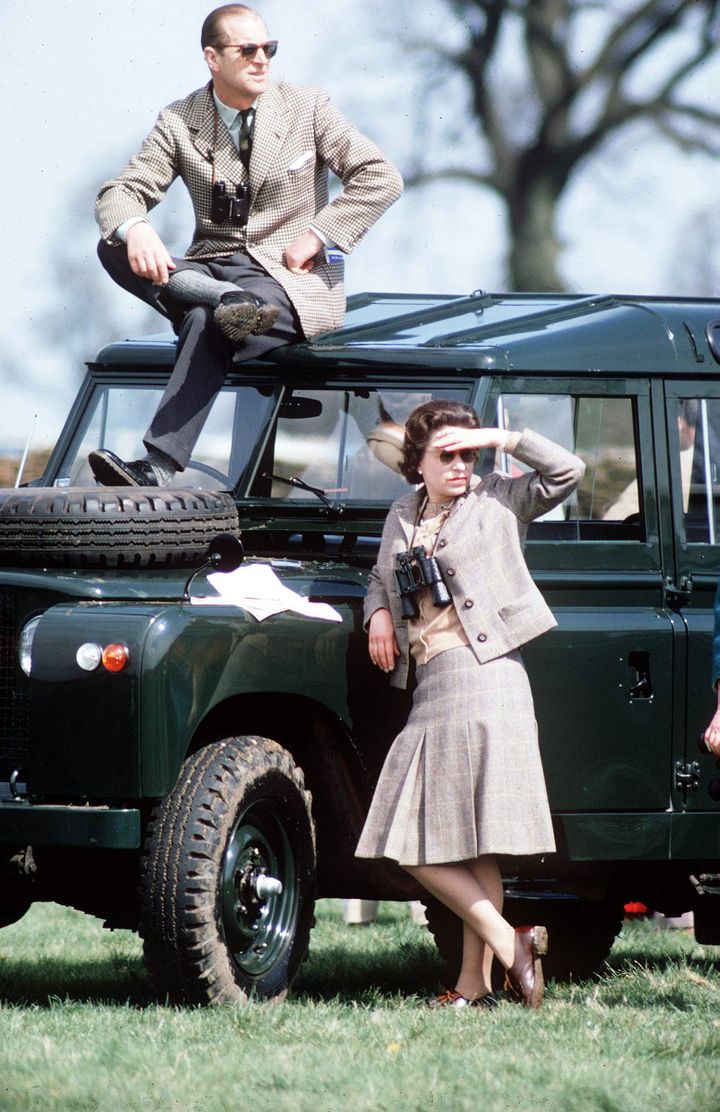 &nbsp; (Titulaire du permis, bien que n'en ayant pas besoin, la reine a toujours aimé conduire sa Land Rover. Ici en excursion avec le prince Philip dans les années cinquante. © Maxppp)