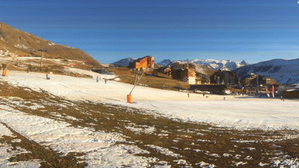 La station de l'Alpe d'Huez (Isère), à 1 900 m d'altitude, le 25 décembre 2015. (ALPEDHUHEZ.COM)