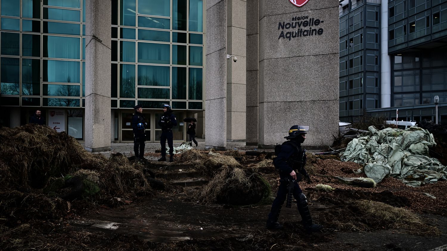 CRS injury and vandalism during farmer protest at Regional Hall in Bordeaux