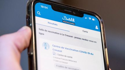 Un téléphone ouvert sur l'application Doctolib à Nevers (Nièvre), le 11 mai 2021. (FLORIAN JANNOT-CAEILLETE / HANS LUCAS / AFP)