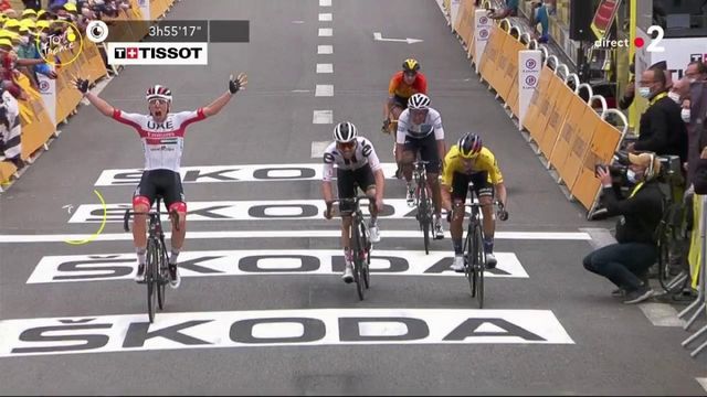 Tour de France : le Slovène Tadej Pogacar s'impose au sprint dans le groupe des favoris devant Primoz Roglic qui s'empare du maillot jaune.