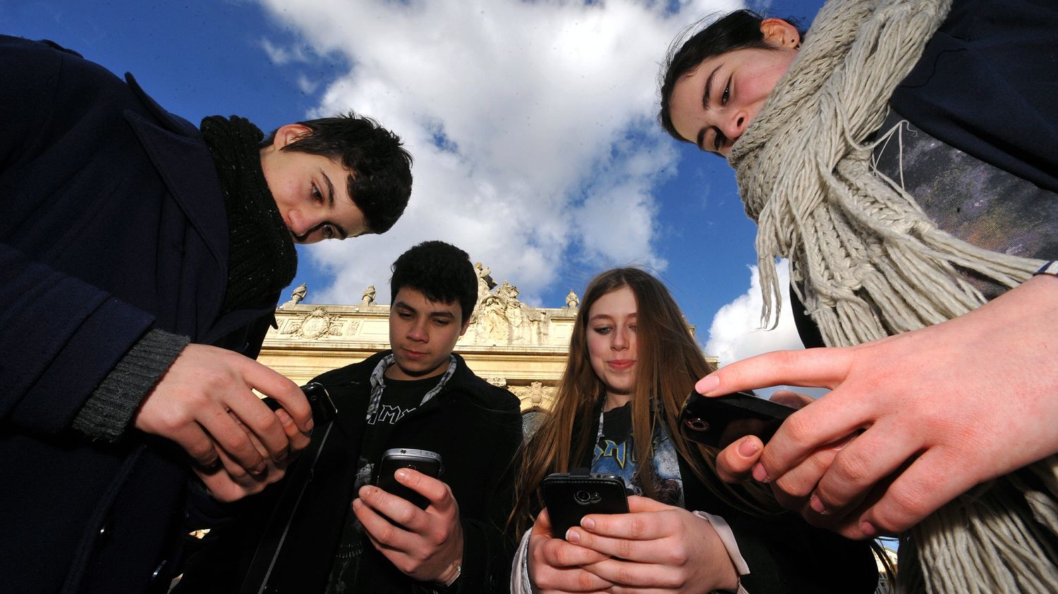 Les Français sont-ils si accros à leur téléphone portable?