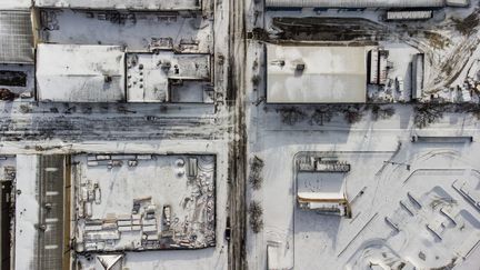 Les rues de Louisville, dans le Kentucky, recouvertes de neige, le 23 décembre 2022. (LEANDRO LOZADA / AFP)