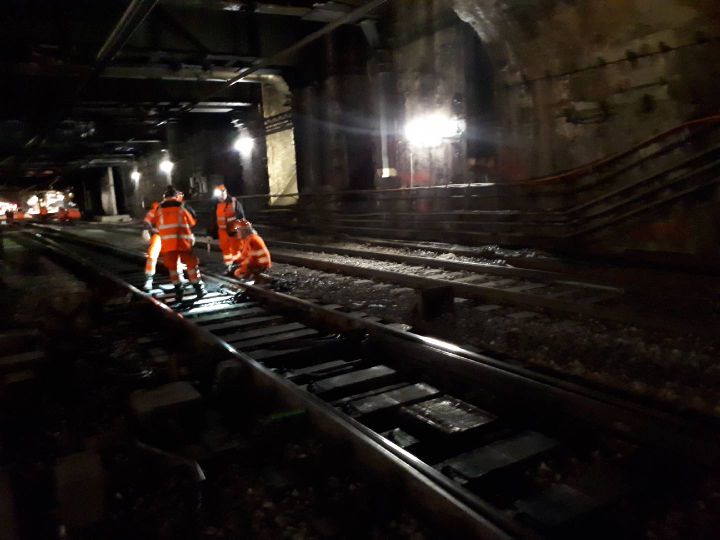 Des équipes techniques en plein travail dans un tunnel de la ligne C du RER à Paris,&nbsp;dans la nuit du 24 janvier 2018, pour faire face à la crue de la Seine. (FARIDA NOUAR / RADIO FRANCE)