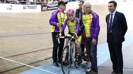 Robert Marchand sur son vélo, à l'âge de 105 ans, le 4 janvier 2017, à Saint-Quentin-en Yvelines (Yvelines). (MAXPPP)