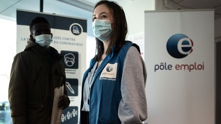 Une conseillère Pôle Emploi attend un demandeur d'emploi dans une agence de Bordeaux le 8 février 2022. (Photo d'illustration) (PHILIPPE LOPEZ / AFP)