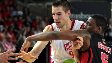 Jérémy Leloup de la SIG à la lutte avec Lamarcus Banks de Nancy