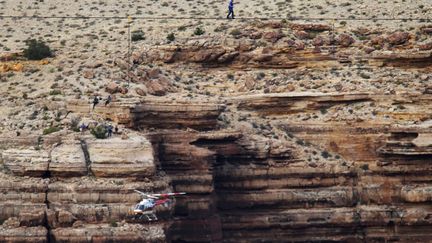 Le funambule am&eacute;ricain&nbsp;Nik Wallenda traverse&nbsp;un canyon sans filet en marchant&nbsp;sur un c&acirc;ble long de 426 m&egrave;tres, Arizona (Etats-Unis), le 23 juin 2013. (MIKE BLAKE / REUTERS)