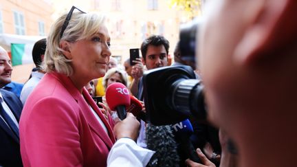 Marine Le Pen sur le marché de Fréjus (Var) dans la matinée du samedi 16 septembre 2018. (DYLAN MEIFFRET / MAXPPP)