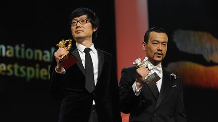 Le réalisateur Diao Yinan, Ours d'or pour le meilleur film, et l'acteur Liao Fan, Ours d'argent du meilleur interprète, le 15 février 2014 à la Berlinale
 (Erbil Basay / Anadolu Agency / AFP)