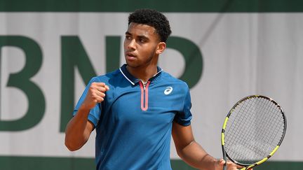 Le Français Arthur Fils rageur à Roland-Garros en 2021. (CHRISTOPHE SAIDI/SIPA)