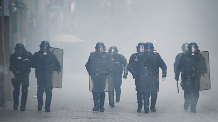 Des policiers anti-émeute dispersent des manifestants cotre la loi Travail le 17 mai 2016 à Nantes (Loire-Atlantique). (JEAN-SEBASTIEN EVRARD / AFP)