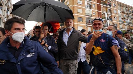 Le roi d'Espagne Felipe VI, en visite dans la ville sinistrée de Paiporta, le 3 novembre 2024. (MANAURE QUINTERO / AFP)