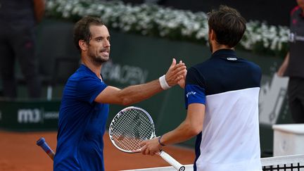 Richard Gasquet félicité par Daniil Medvedev à l'issue de leur match à Genève, le 17 mai 2022. (FABRICE COFFRINI / AFP)