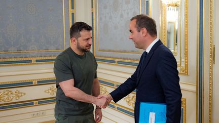 Sébastien Lecornu, le ministre des Armées, à Kiev avec le président ukrainien Volodymyr Zelensky. (HANDOUT / UKRAINIAN PRESIDENTIAL PRESS SER)