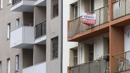 Une pancarte affiche "vendu" sur le balcon d'un appartement, le 6 janvier 2025 à Marseille (Bouches-du-Rhône). Image d'illustration. (PENNANT FRANCK / MAXPPP)