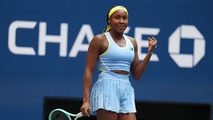 Coco Gauff célèbre sa victoire au premier tour de l'US Open contre Varvara Gracheva, le 26 août 2024. (AL BELLO / AFP)