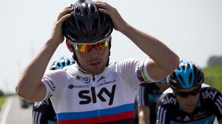 Mark Cavendish remet son casque en place (JOEL SAGET / AFP)