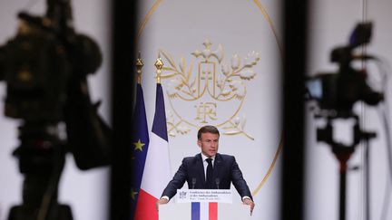 Emmanuel Macron s'adresse aux ambassadeurs à l'Elysée, le 28 août 2023. (TERESA SUAREZ / POOL / AFP)