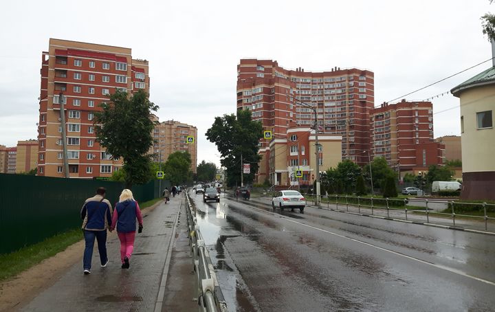 Une rue d'Istra le 10 juin 2018. (JEROME VAL / RADIO FRANCE)